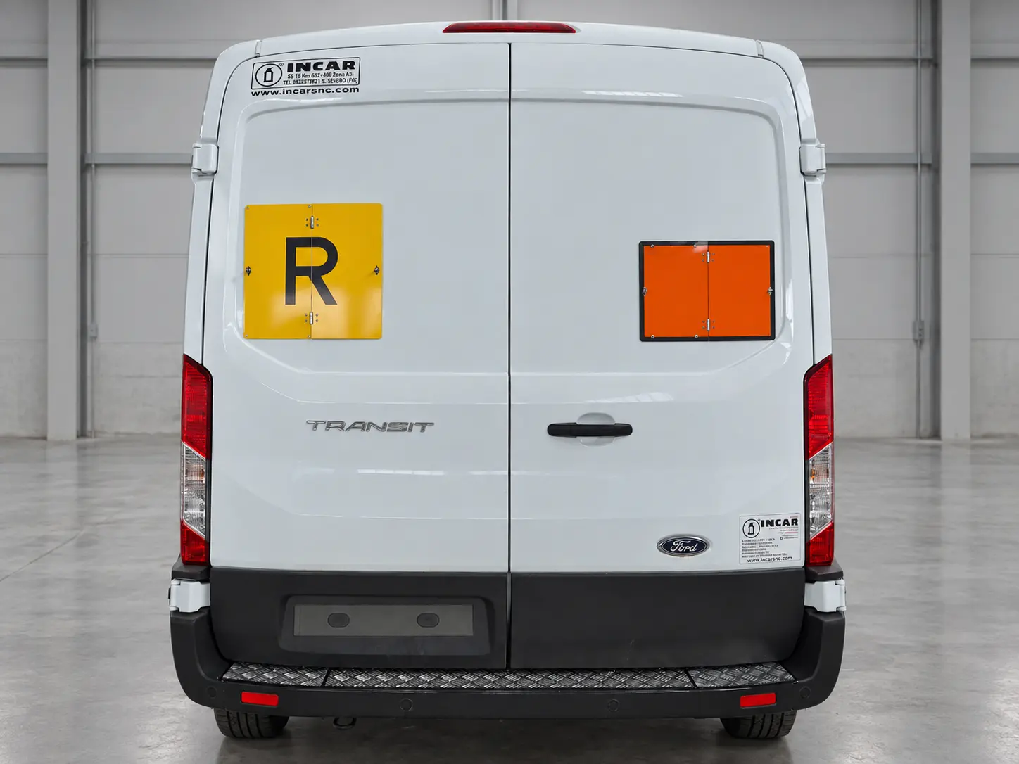 Retro di un Ford Transit allestito come veicolo ADR per la raccolta di rifiuti e olio esausto