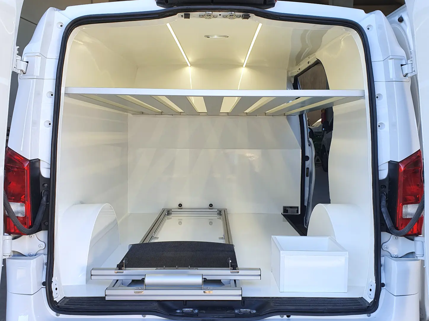 Interno di un autofunebre allestito per il trasporto di salme