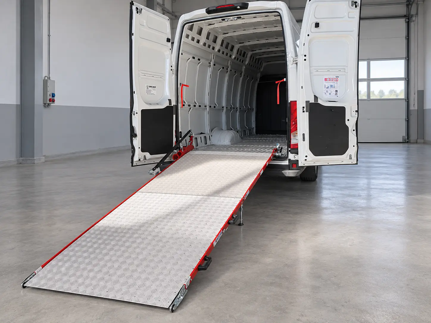 Furgone allestito come officina mobile con lunga rampa di accesso posteriore