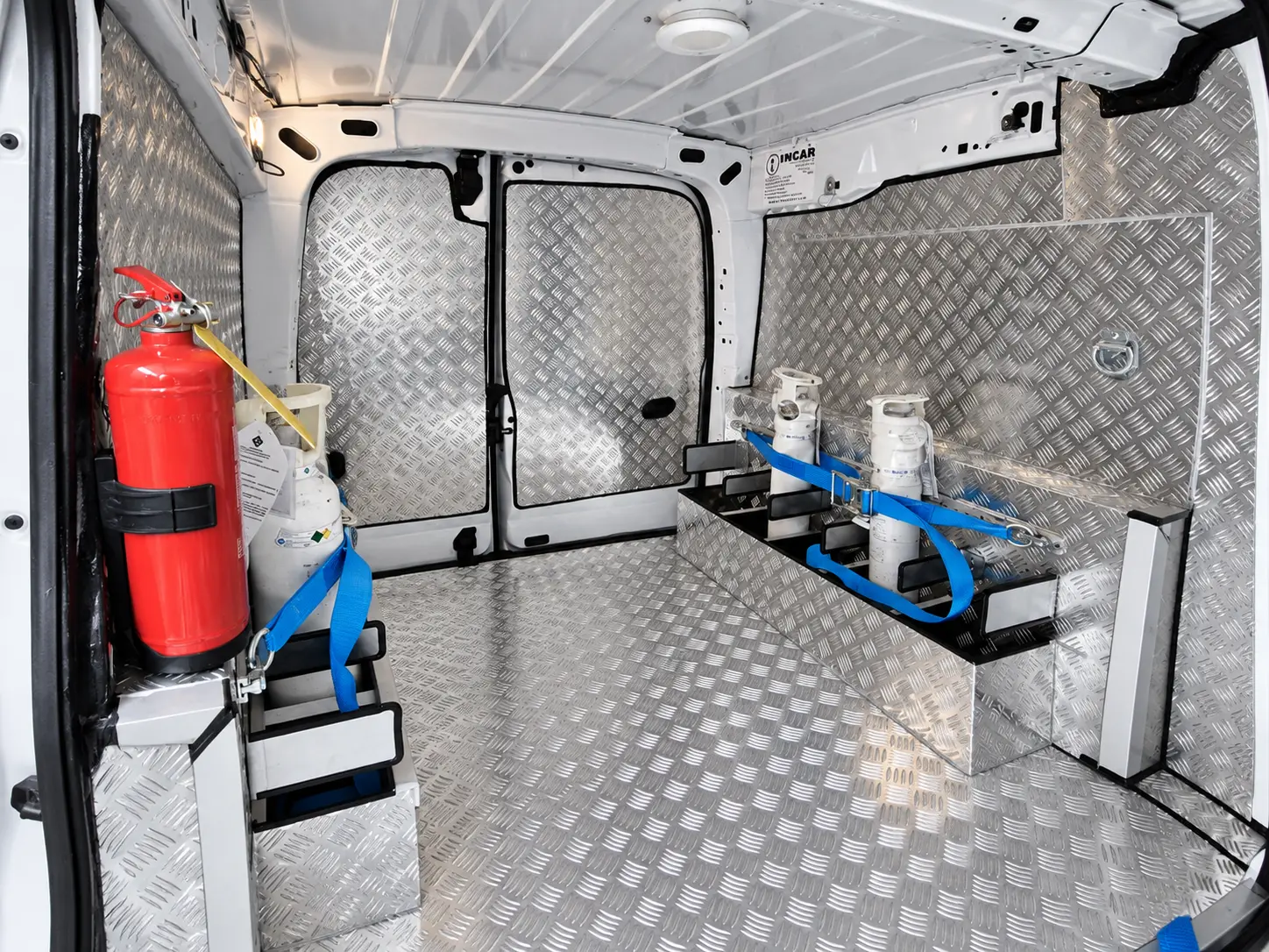 Interno di un veicolo allestito per il trasporto di bombole di ossigeno medicale