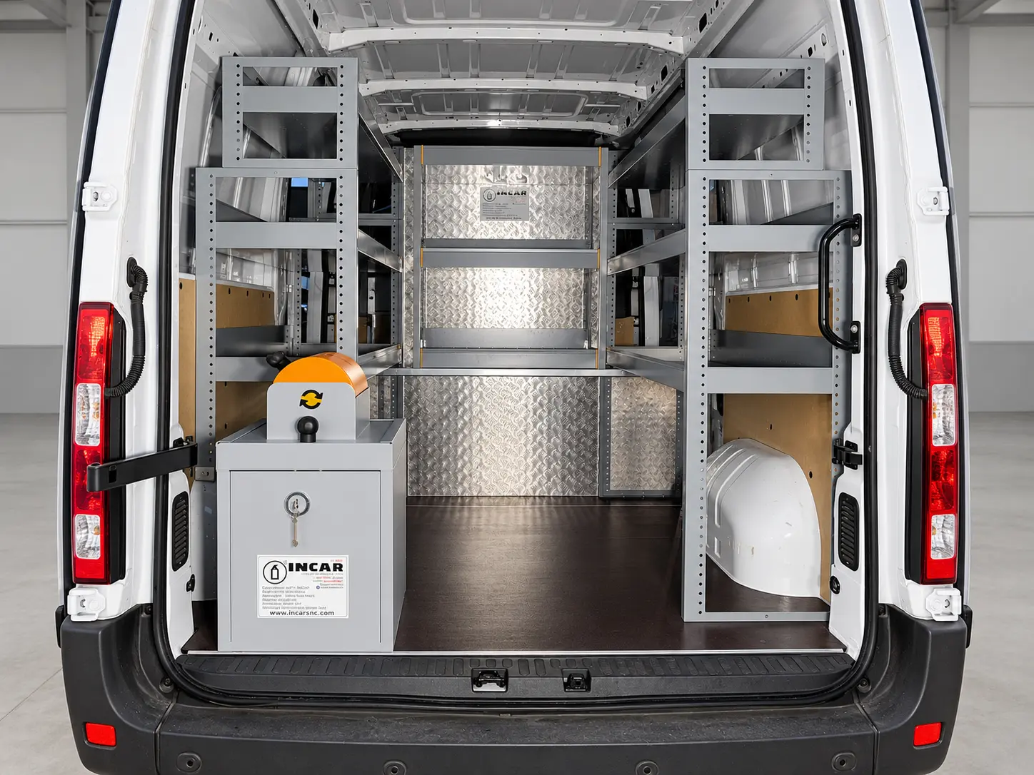 Furgone per vending con scaffalature interne e cassaforte integrata