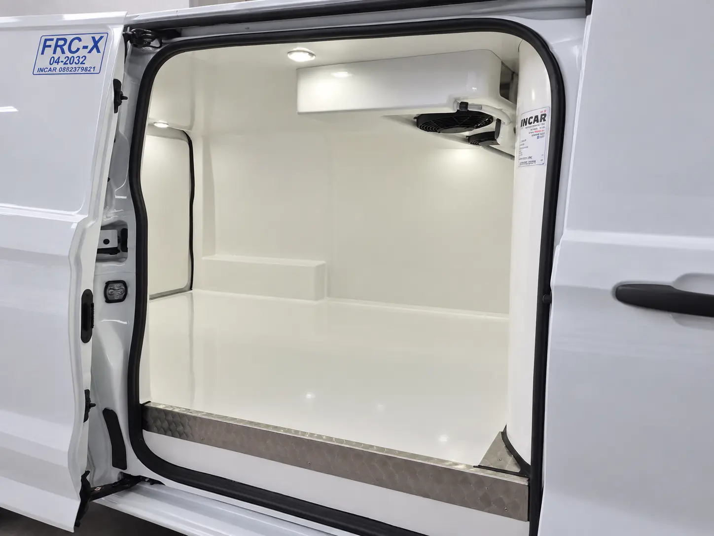 Interno coibentato INCAR con finiture inox e illuminazione LED