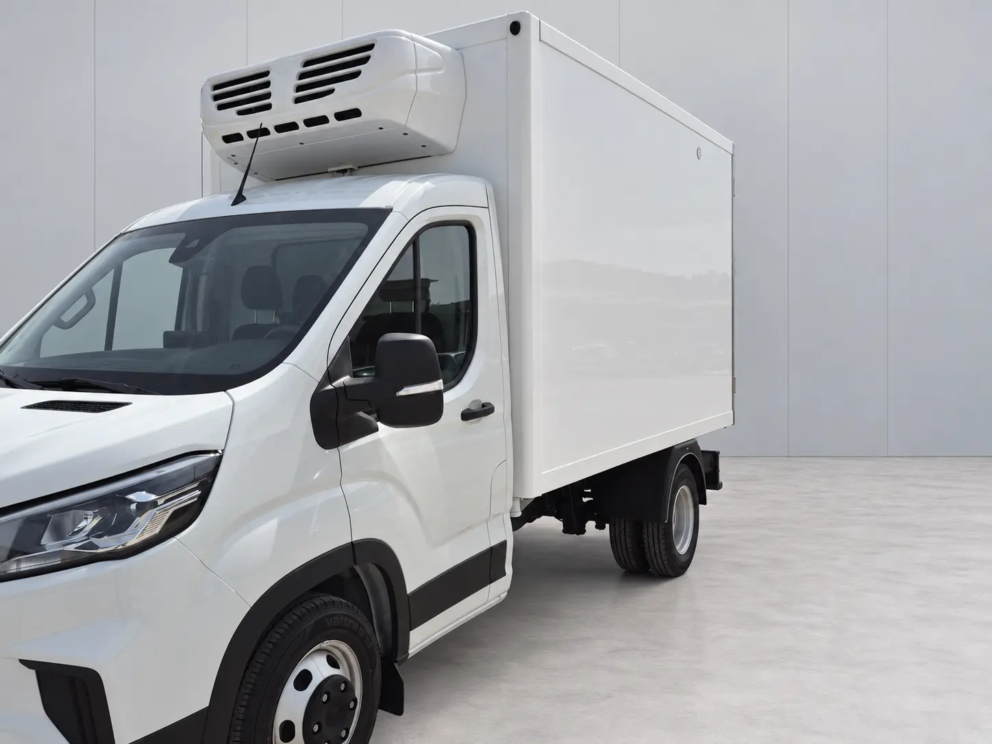 Veicolo commerciale Renault allestito con cassa isotermica e gruppo frigorifero