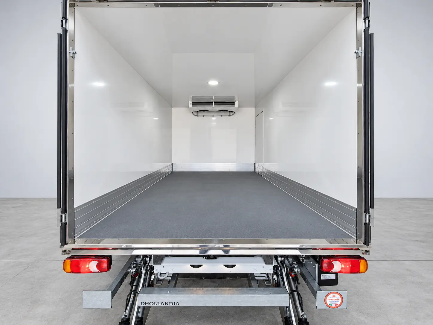 Interno di cassa isotermica con pianale antiscivolo e fasce perimetrali proteggi-pallet