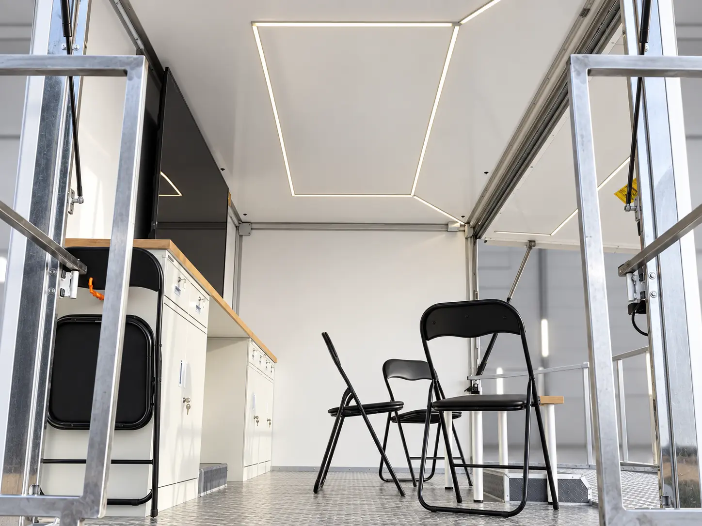 Interno del laboratorio mobile full electric con postazioni e illuminazione LED