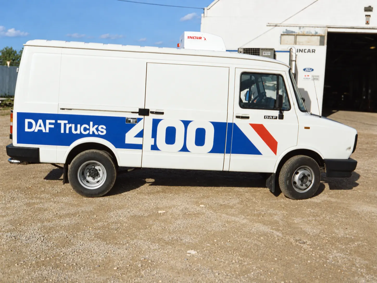 Storico furgone DAF Trucks Z400 allestito da INCAR davanti alla prima officina