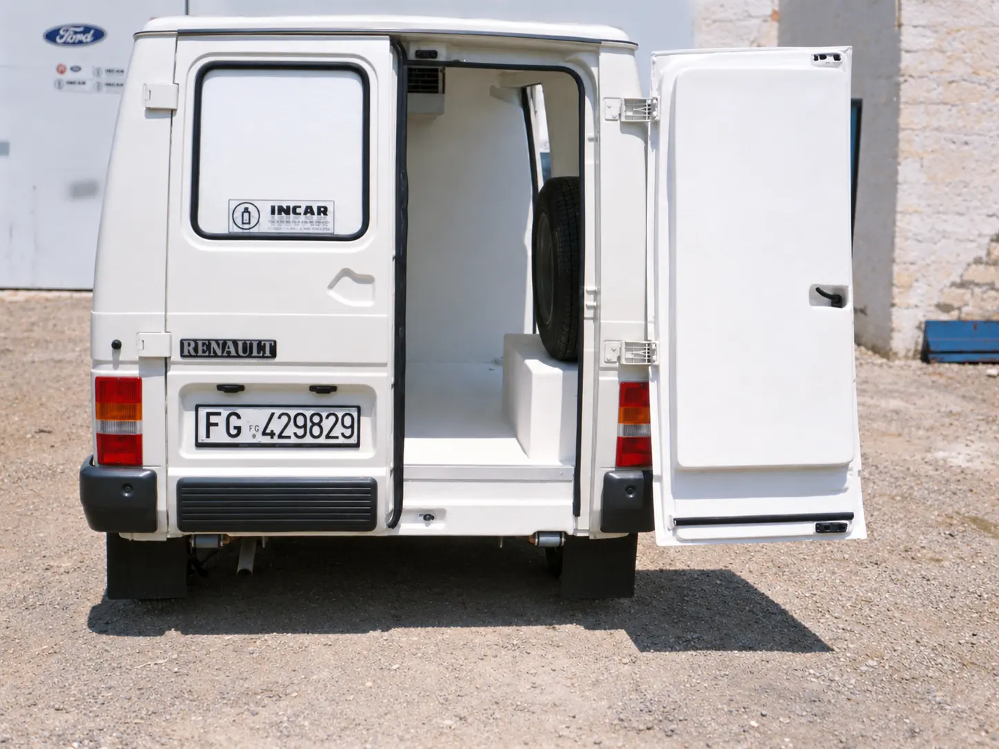 Storico furgone Renault coibentato da INCAR con portellone posteriore aperto